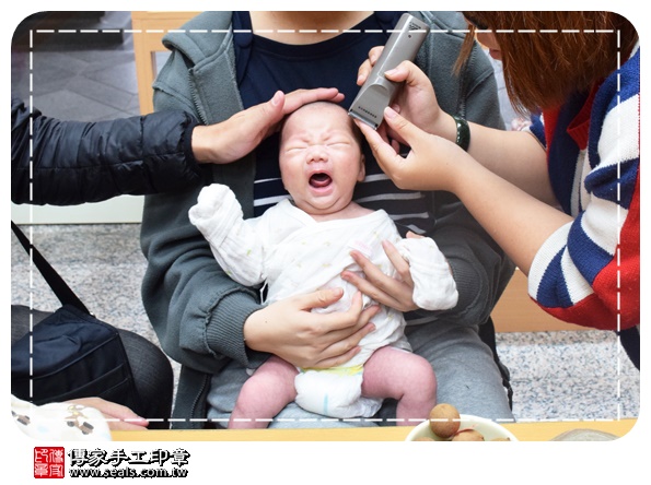 剃胎毛、滿月剃頭、嬰兒剃頭、嬰兒理髮、嬰兒剃髮、嬰兒剃胎毛、嬰兒滿月剃頭、寶寶剃頭、剃胎毛儀式、剃胎毛吉祥話、滿月剃頭儀式、滿月剃頭吉祥話、寶寶剃胎毛、寶寶滿月剃頭理髮、 台中市北區剃胎毛、台中市北區滿月剃頭、台中市北區嬰兒剃頭剃胎毛、台中市北區嬰兒理髮、台中市北區嬰兒剃髮、陳寶寶(台中市北區嬰兒寶寶滿月剃頭理髮、免費嬰兒剃胎毛儀式吉祥話)。中國風會場，爸媽寶貝免費穿「日中韓」古裝禮服。專業拍照、DVD光碟、證書。★購買「臍帶章、肚臍章、胎毛筆刷印章」贈送：剃頭、收涎、抓周，三選一。2015.12.26 照片19